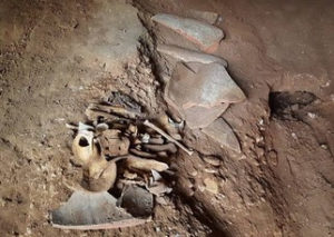 Lo scheletro di un bambino ritrovato nella Grotta delle Capre.