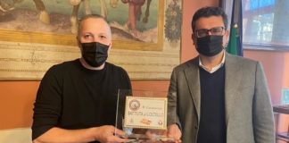 Il sindaco riceve il macellaio Giuliano Costa, secondo classificato al campionato nazionale di Battuta al coltello Il sindaco di Vicenza Francesco Rucco con il macellaio Giuliano Costa, secondo al campionato di Battuta al coltello