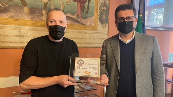 Il sindaco di Vicenza Francesco Rucco con il macellaio Giuliano Costa, secondo al campionato di Battuta al coltello
