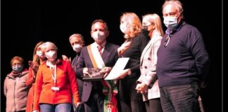 Volontariato a Vicenza, ass. Tosetto: premiate le associazioni dell’anno con un concerto di Roberto Vecchioni Volontariato a Vicenza, un momento della premiazione (foto Stefano Dal Pozzolo)