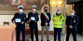 Automobilista salvato con il massaggio cardiaco, premiati gli agenti della polizia locale