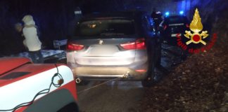 Posina, auto con due bimbi bloccata da ghiaccio e neve auto soccorsa vigili del fuoco Posina