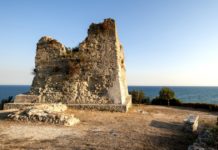 Le torri di Scauri, sistema difensivo costiero della Riviera di Ulisse La Torre Quadrata di Scauri.