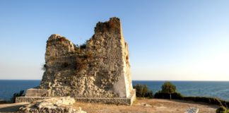 Le torri di Scauri, sistema difensivo costiero della Riviera di Ulisse La Torre Quadrata di Scauri.