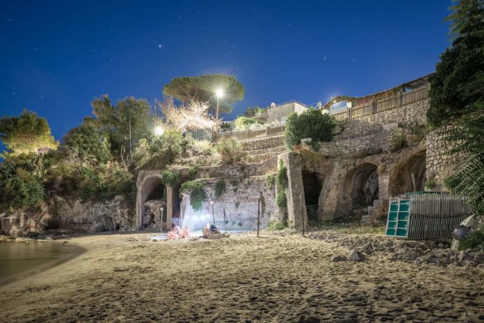 La spiaggia di Fontania e i resti dell'antica villa romana di Gneo Fonteo.