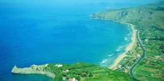 Gaeta: la scenografica spiaggia di Sant’Agostino Spiaggia di Sant'Agostino, Gaeta.