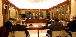 Arzignano, opposizione accusa: “esibizione simboli razzisti durante Consiglio Comunale”