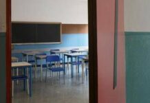 Bologna, a scuola media con il coltello minaccia i compagni di classe: denunciato