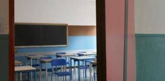 Bologna, a scuola media con il coltello minaccia i compagni di classe: denunciato