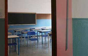 Bologna, a scuola media con il coltello minaccia i compagni di classe: denunciato