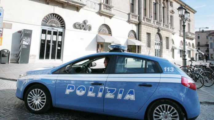 La polizia davanti a Coin in piazza Castello