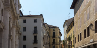 La Vicenza del passato. Lo strano rapporto fra la città e l’archistar Andrea Palladio. Nella sua tomba al Cimitero è sepolto uno sconosciuto Piazzetta Andrea Palladio a Vicenza sul lato occidentale della Basilica Palladiana (foto di Alberto Gragera)
