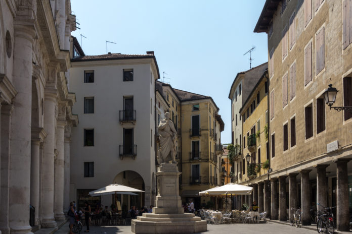 Piazzetta Andrea Palladio a Vicenza sul lato occidentale della Basilica Palladiana (foto di Alberto Gragera)