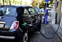 Prezzi carburanti, proseguono i rialzi: benzina in autostrada sopra 2 euro