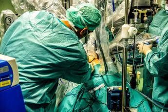 Ritocchi low cost, il chirurgo Santanchè: “Pericolosi sia in Italia sia all’estero”