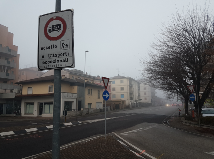 viale dal verme Vicenza semaforo traffico tir