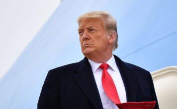 Usa, Trump cambia aereo in segreto ma giornalisti tenuti all’oscuro: è polemica