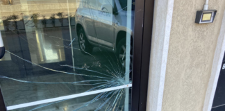 Cornedo Vicentino, lancia mattone contro vetrina banca: Carabinieri di Valdagno lo deferiscono anche per resistenza a pubblico ufficiale Vetrina infranta di una banca di Cornedo Vicentino