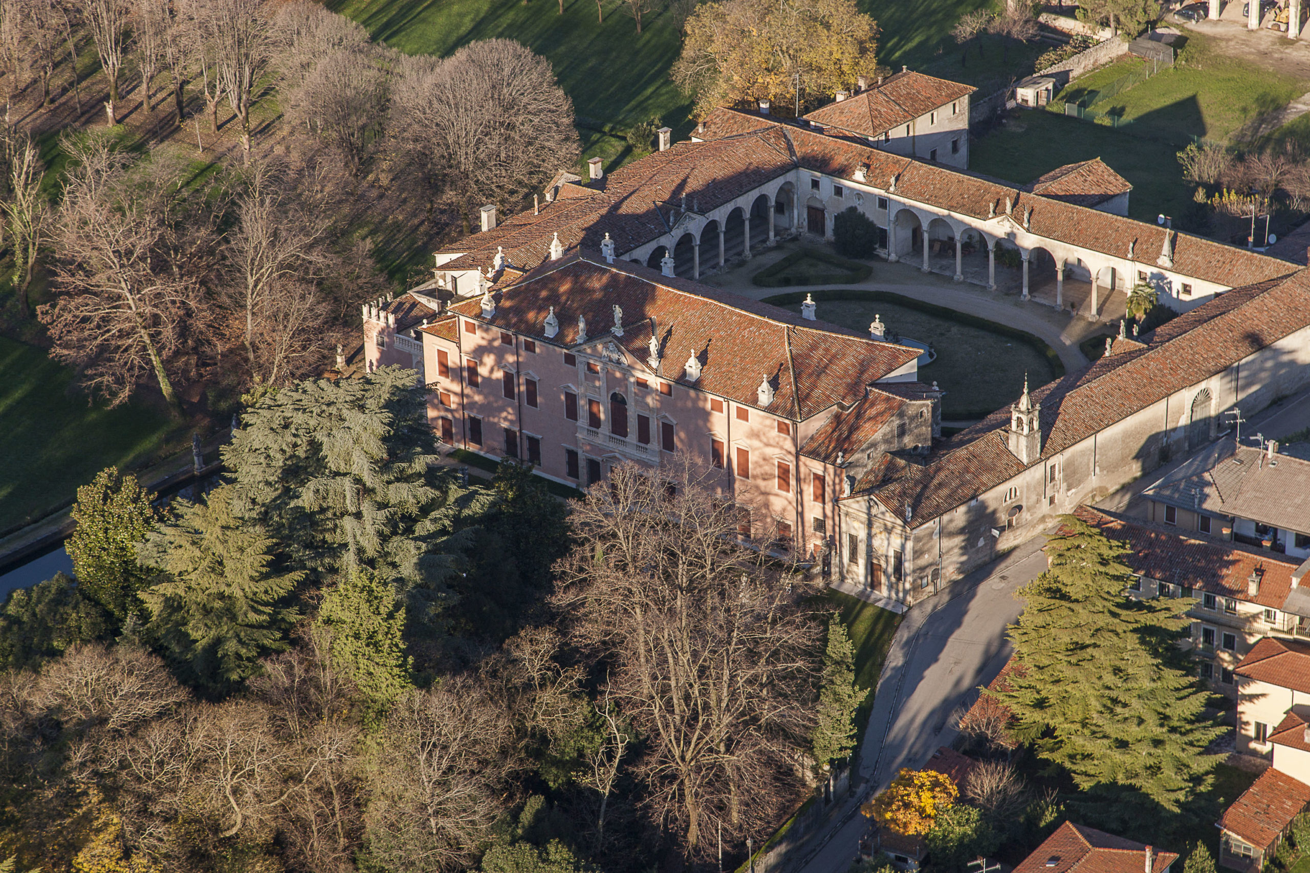 Dimore amiche tra cui Villa da Schio a Castelgomberto (vista aerea)