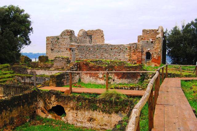 I resti della Villa di Domiziano nella Riserva Rovine di Circe.