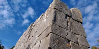 Le antiche e misteriose mura ciclopiche dell’acropoli del Circeo Mura ciclopiche de''acropoli del Circeo.