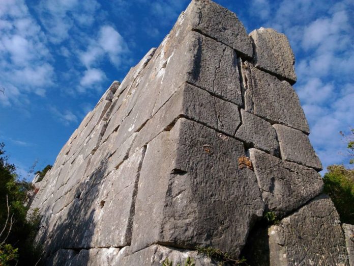 Mura ciclopiche de''acropoli del Circeo.