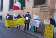 Bretella Albera Vicenza, comitato consegna lettera a soggetti coinvolti per sollecitare completamento lavori comitato Albera davanti prefettura 19 gennaio