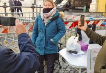 Covid e Green Pass, deputata vicentina Cunial fuori da Montecitorio per protesta: “noi siamo la Costituzione” deputata vicentina Cunial fuori da Montecitorio