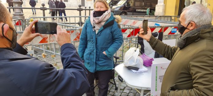 deputata vicentina Cunial fuori da Montecitorio