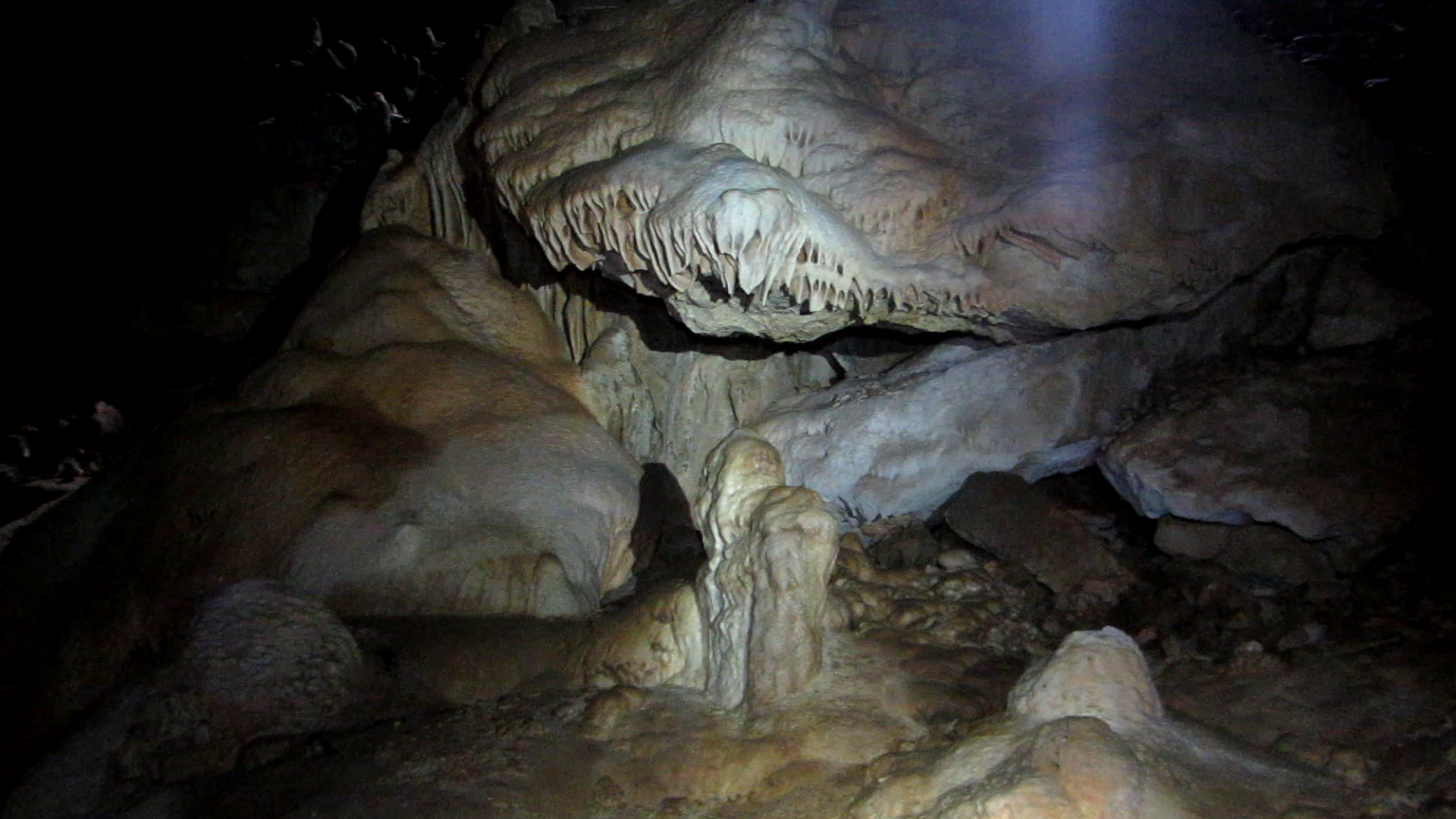 Stalattiti e stalagmiti della Grotta di San Silviano