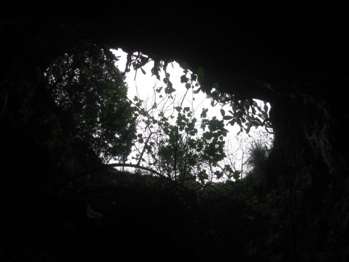 L'ingresso alla Grotta di San Silviano sul Circeo.