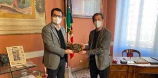 Il sindaco di Vicenza si complimenta con Marinelli per il premio letterario “I Sassi” Il sindaco e Marinelli con il premio "I Sassi"