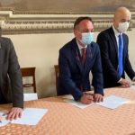 Inpsxtutti, protocollo Comune di Vicenza, Caritas e Inps a supporto fasce più deboli per prestazioni assistenziali e previdenziali Inpsxtutti: da sx don Enrico Pajarin, ass. Mettoa Tosetto, direttore provinciale di Inps Dario Buonomo, accompagnato dal presidente del comitato provinciale Inps Renato Riva