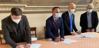 Inpsxtutti, protocollo Comune di Vicenza, Caritas e Inps a supporto fasce più deboli per prestazioni assistenziali e previdenziali Inpsxtutti: da sx don Enrico Pajarin, ass. Mettoa Tosetto, direttore provinciale di Inps Dario Buonomo, accompagnato dal presidente del comitato provinciale Inps Renato Riva