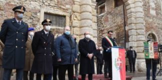 Giorno della Memoria, il sindaco di Vicenza Rucco alla cerimonia accanto alla lapide all’esterno del Teatro Olimpico Giorno della Memoria, il sindaco di Vicenza Rucco alla cerimonia