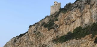 San Felice Circeo: Torre Fico e la sua spiaggia La scogliera di Torre Fico.