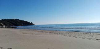 Gaeta: Torre Scissura e la spiaggia dell’Arenauta, tra le prime ad aprirsi al naturismo Spiaggia dell'Arenauta e Torre Scissura sullo sfondo