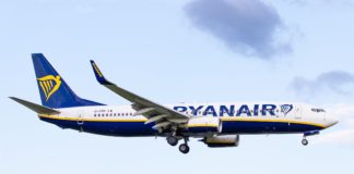 Codici: bene l’apertura di Ryanair, ma i rimborsi per Covid devono essere in denaro e non con voucher Ryanair, un aereo in volo