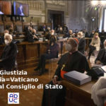 Cerimonia al Consiglio di Stato, Italia = Vaticano. Aduc: accanto al presidente Mattarella solo il cardinale Parolin, tutti gli altri dietro Consiglio di Stato: Mattarella con Parolin, gli altri dietro