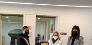 Luciana Zuffellato, infermiera non va in pensione ma rimane in servizio per il covid: premiata dai vertici del Muzan di Malo col sindaco Marsetti Luciana Zuffellato premiata da sindaco di Malo Moreno Marsetti e dalla presidente del Muzan Elisa Gonzo