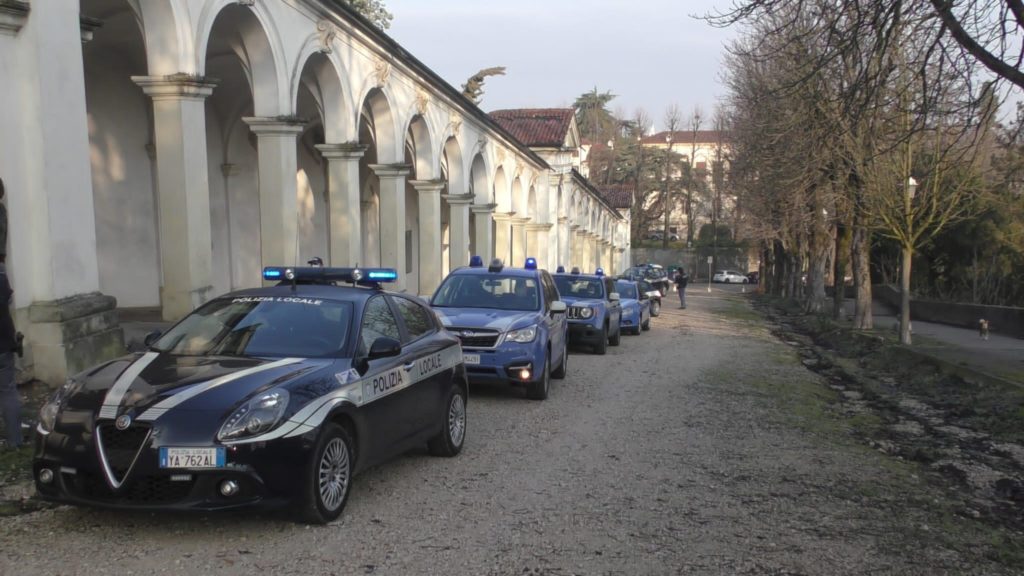 Agenti e auto della questura di Vicenza in azione a Monte Berico