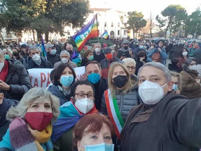 Caterina Soprana con altri politci vicentini alla mainifestazione per la pace prima di togliersi la fascia tricolore