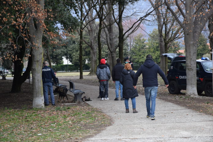 Controlli agenti commissariato Bassano del Grappa con unità cinofile