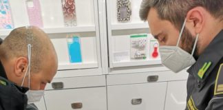 Cover di smartphone prive di etichette, GdF di Vicenza: sequestrati 10.120 prodotti non conformi Cover di smartphone prive di etichette, GdF di Vicenza sequestra 10.120 prodott