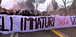 Giovani contro sfruttamento e PCTO, destre europee a favore. “Filosofia in Agorà”: bocciato emendamento UE contro tirocini non retribuiti Giovani in protesta per sfruttamento e PCTO