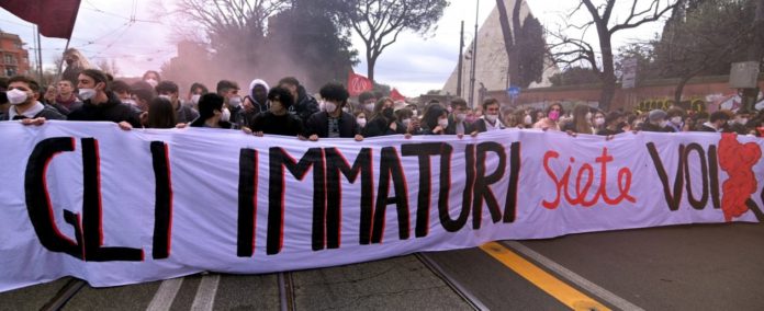 Giovani in protesta per sfruttamento e PCTO