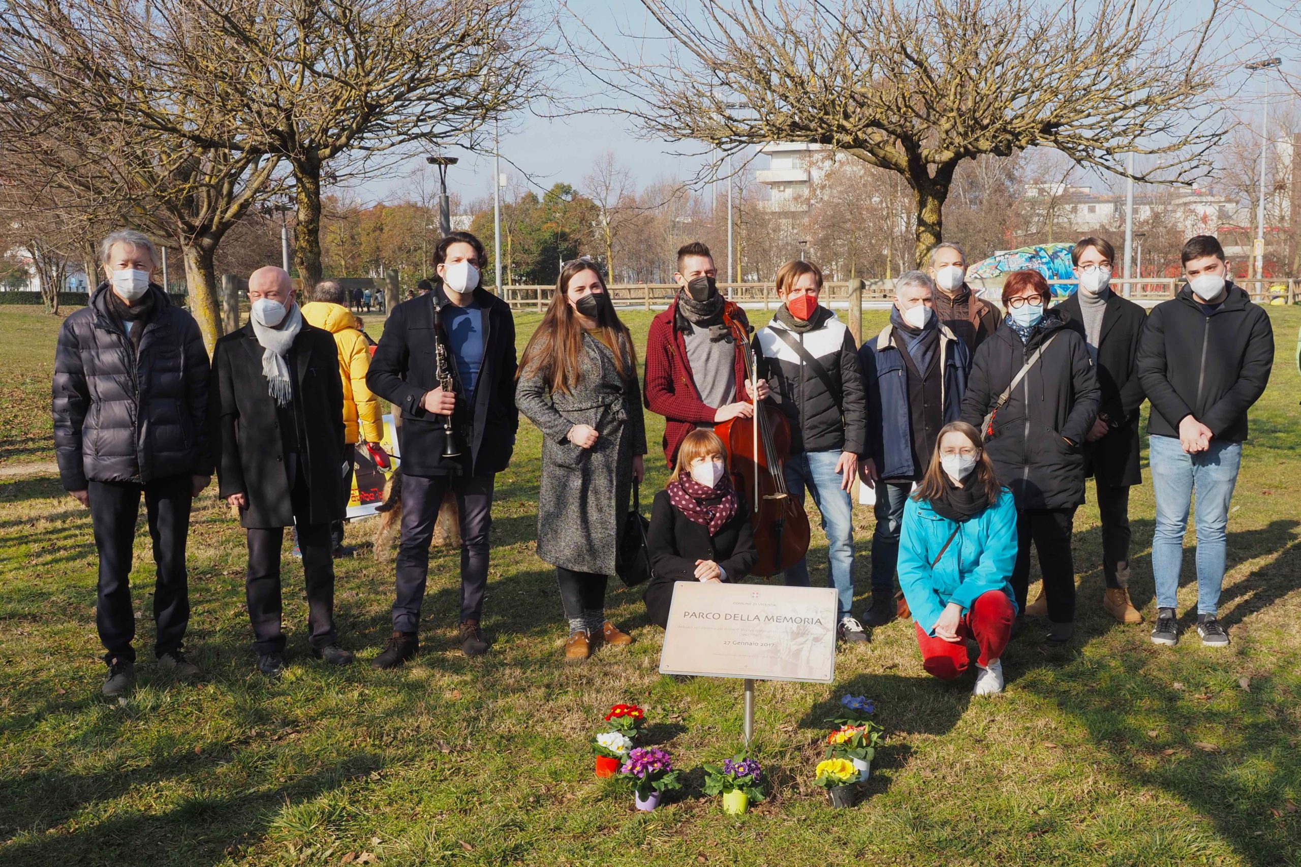 Gli organizzatori dell'abbraccio della Memoria a Parco Fornaci, foto di Maurizio Morelli