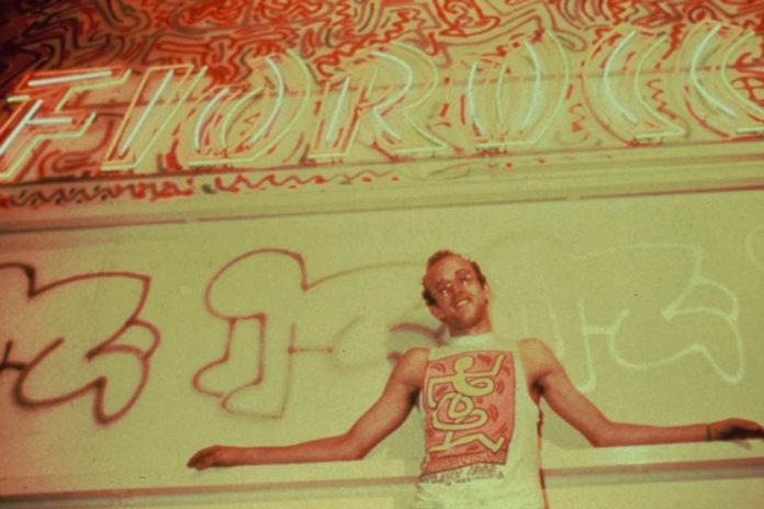 Keith Haring nel negozio Fiorucci di Milano da lui allestito, 1983 (Wikipedia)