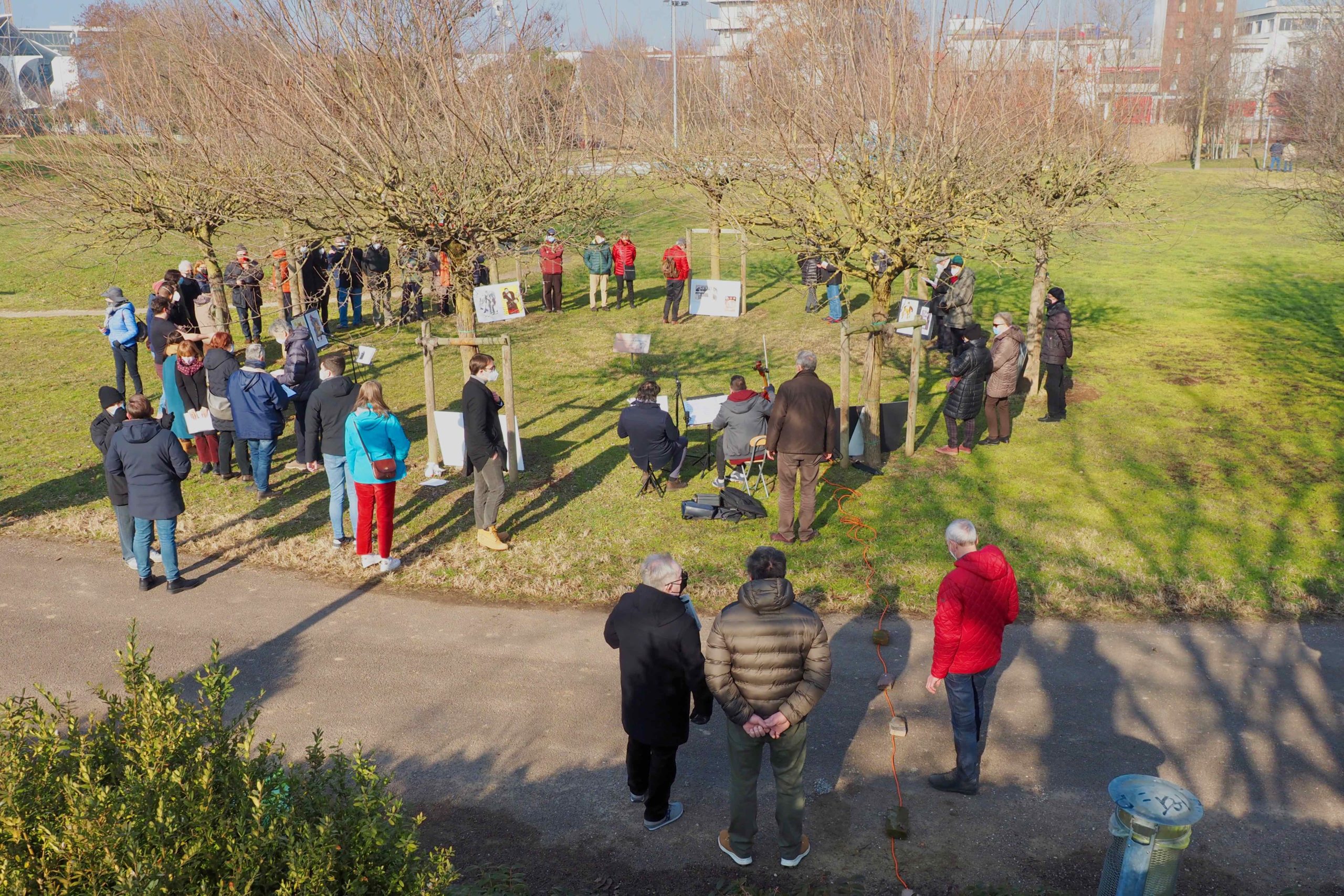 L'abbraccio della memoria, foto di Maurizio Morelli