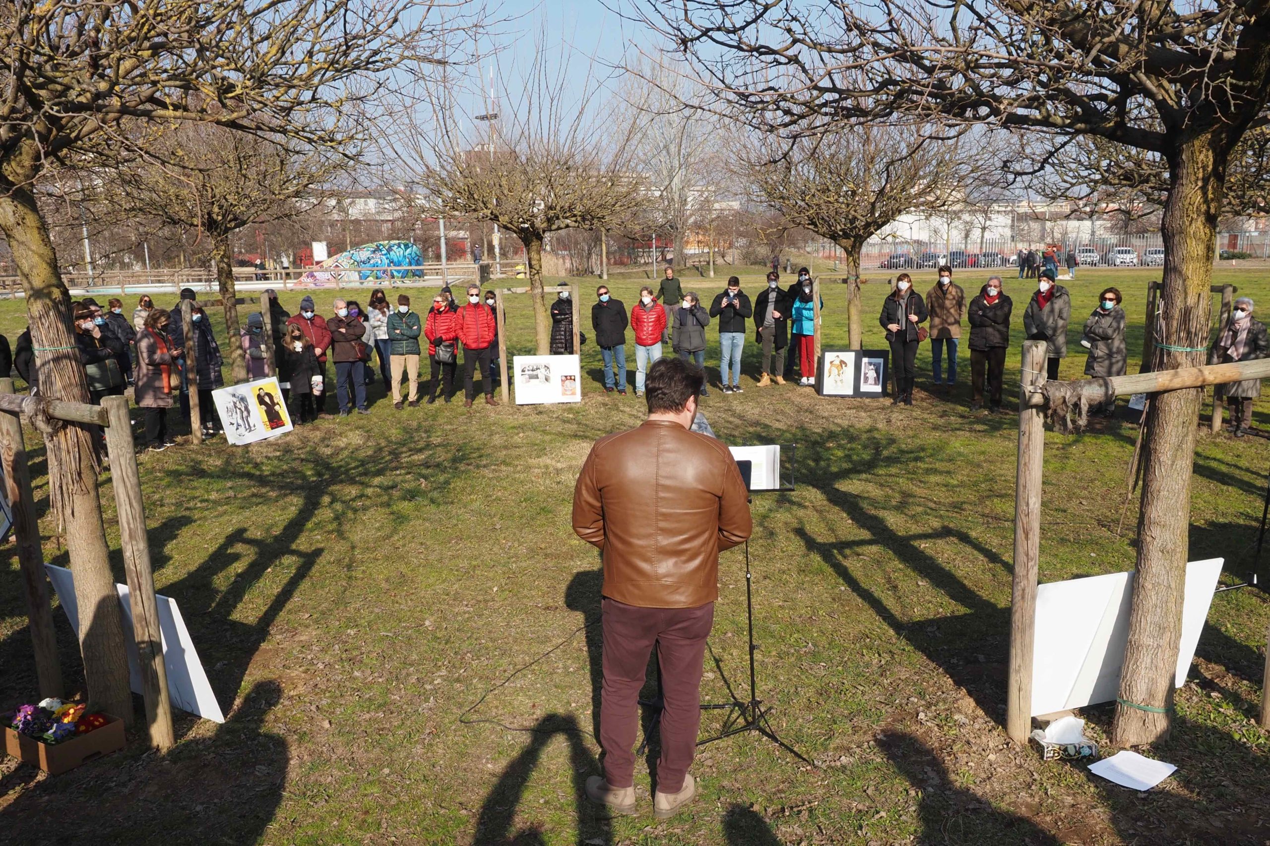 L'abbraccio della memoria, foto di Maurizio Morelli 